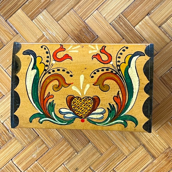 Folk art handpainted wooden box from Norway vintage - Picture 12 of 12